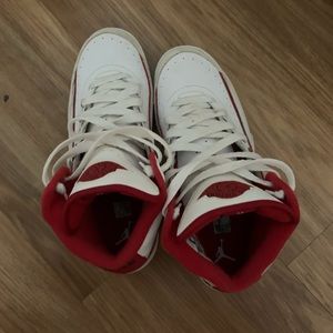 Air JordAn 2 sz 7 boys ( women’s 9)